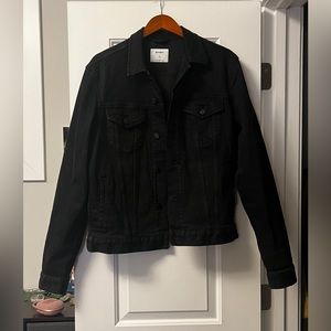 Old Navy trucker denim jacket in black. Men’s size Medium (M)
